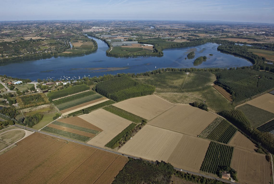Vue aerienne du plan d'eau de Saint-Nicolas-de-la-Grave et de la plaine agricole en Tarn-et-Garonne