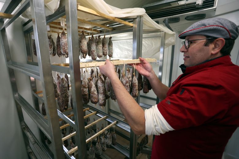 Virgil Bezin a créé le Fumoir du Quercy à Vazerac (Tarn-et-Garonne) il y a un an. Son ambition est claire : proposer de la charcuterie haut de gamme, 100% bio, locale et fumée au bois de hêtre et de cerisier. Il sélectionne ses porcs noirs chez des éleveurs de la commune et de Durfort-Lacapelette pour faire son saucisson, coppa, speck… et surtout guanciale, ingrédient indispensable de la vraie sauce carbonara italienne. Pour maîtriser sa production, il ne travaille que des produits bruts, des carcasses entières qu’il découpe, sale puis fume avec une technique artisanale ancestrale sans nitrite, sans adjuvant chimique et qu’avec du sel, du poivre et des épices. Une gamme de produits d’excellence bénéficiant de temps de séchage plus longs que les standards: 60 à 70 jours pour un saucisson, 4 mois pour la coppa.