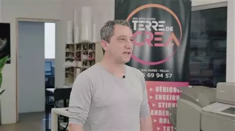 Jérôme Sécail, gérant de l'entreprise d'imprimerie et de signalétique Repro-service à Millau. Jérôme Sécail, dirigeant de la SARL Repro-service (Terre de Créa), dans ses locaux à Millau.