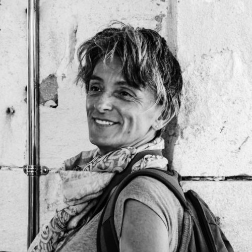 Marie-Ange Portal, ancienne reporter-photographe et porteuse du projet d'accueil touristique et culturel Le Clos Marolys à Moussac (Coupiac). Portrait en noir et blanc de Marie-Ange Portal, porteuse du projet Le Clos Marolys à Coupiac.