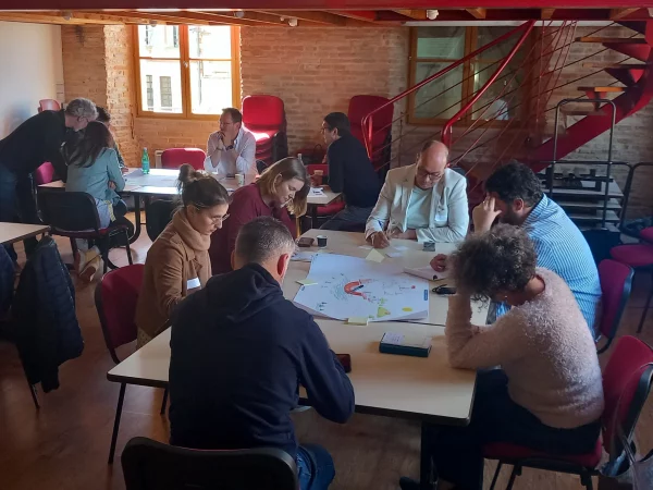 Photo lors d'une séance de travail sur le projet Filière Numérique du Réemploi Solidaire en Tarn-et-Garonne, accompagné par l'Adefpat. Photo prise lors d'une séance de travail sur le projet Filière Numérique du Réemploi Solidaire en Tarn-et-Garonne