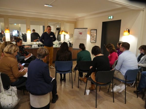 Participants et intervenants lors d'une session d'un séminaire