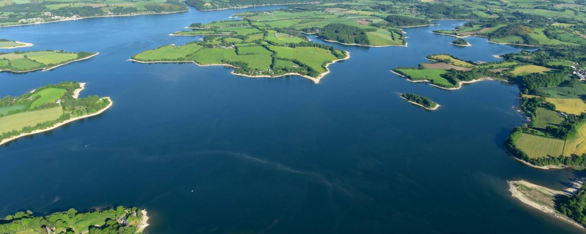 Lac de Pareloup - crédit photo : Richard Storchi Vue du lac de Pareloup en Aveyron (photo Richard Storchi), cadre d'inspiration du jeu de société créé par Romane Vergnes