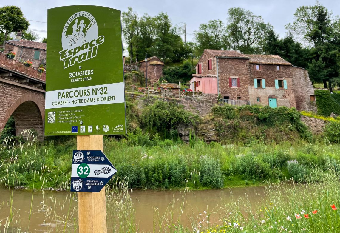 Panneau d'information de l'Espace Trail des Grands Causses illustrant les activités de pleine nature